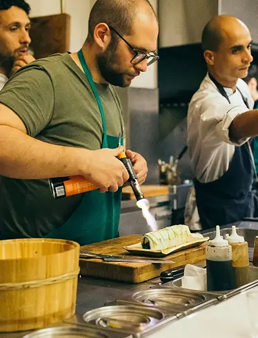 Pareja disfrutando comida